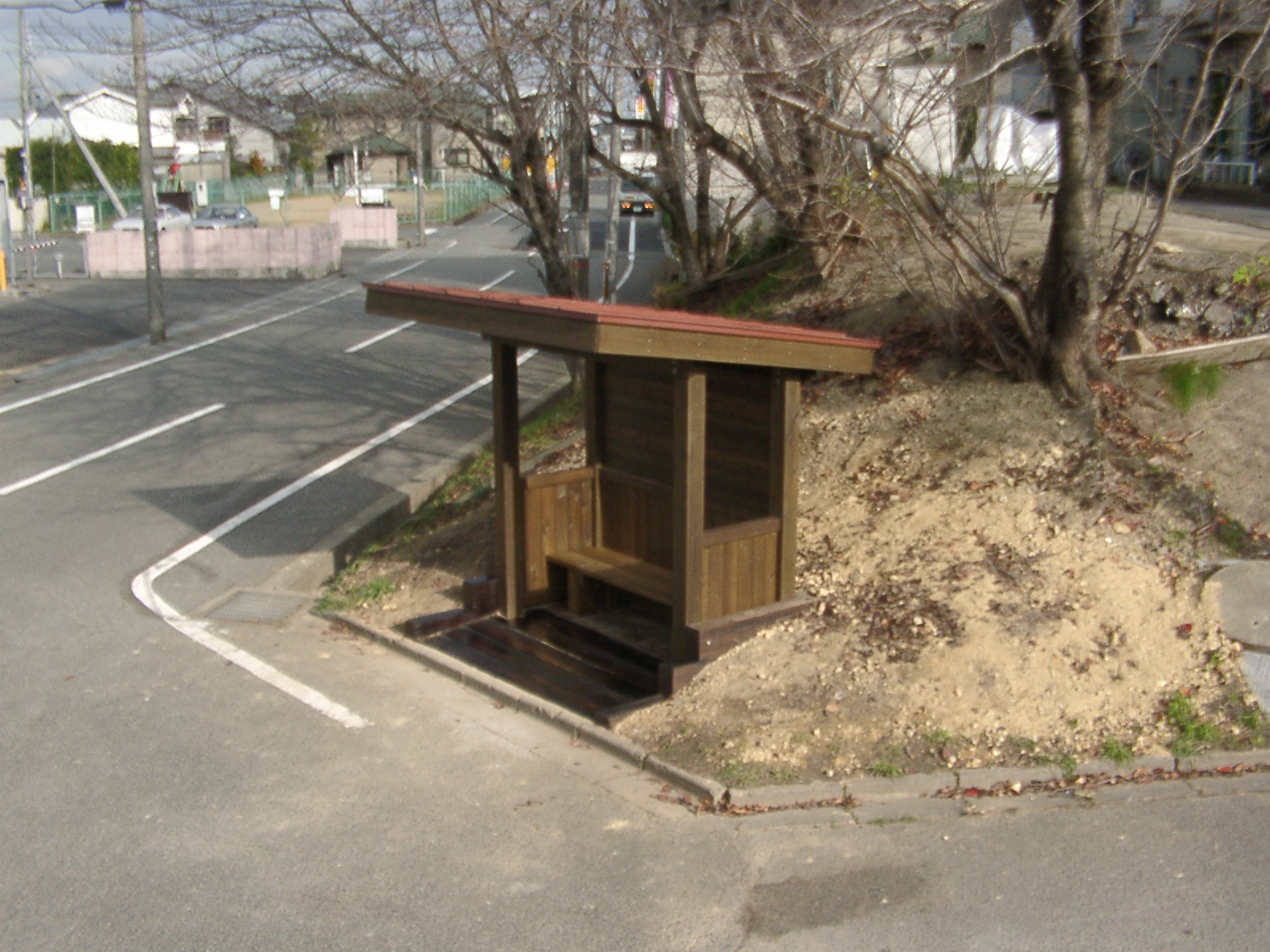 木製バス停留所